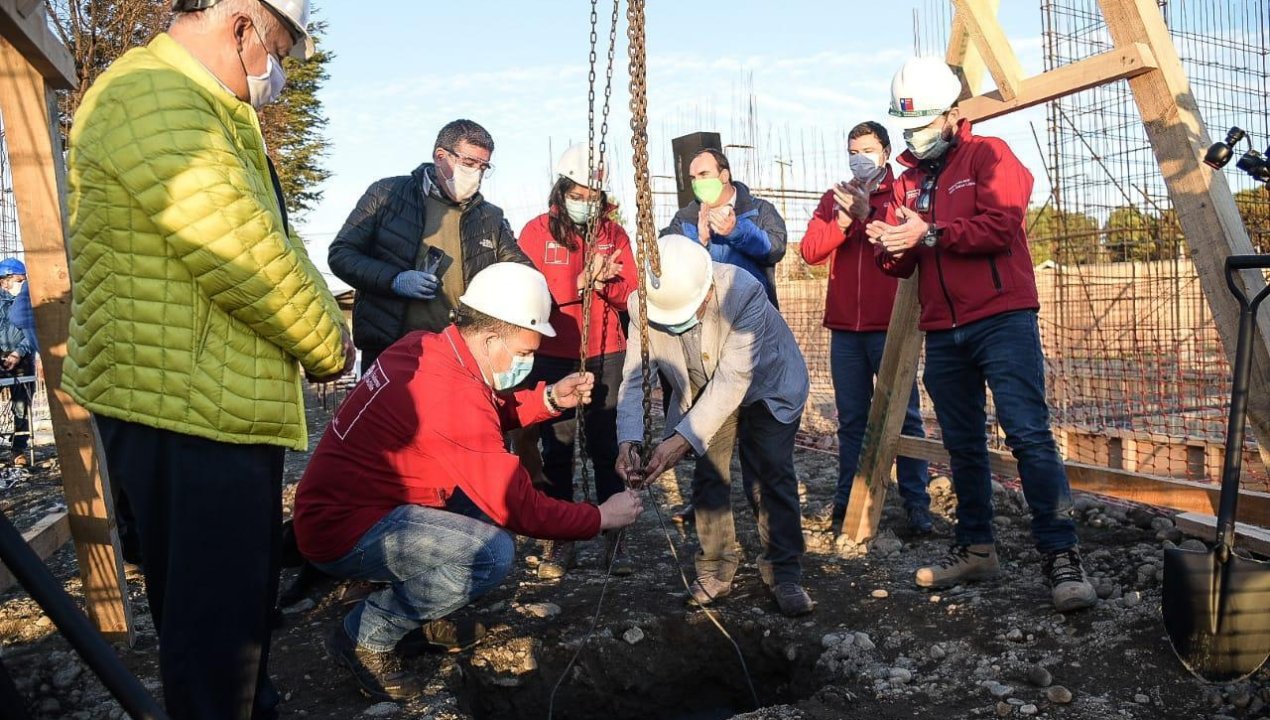 /2020/05/03/con-prevencion-ante-coronavirus-pusieron-primera-piedra-para-reconstruir-la-escuela-fusionada-de-los-lagos