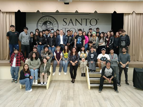 /destacado-disenador-grafico-y-pintor-atacameno-realizo-charla-a-estudiantes