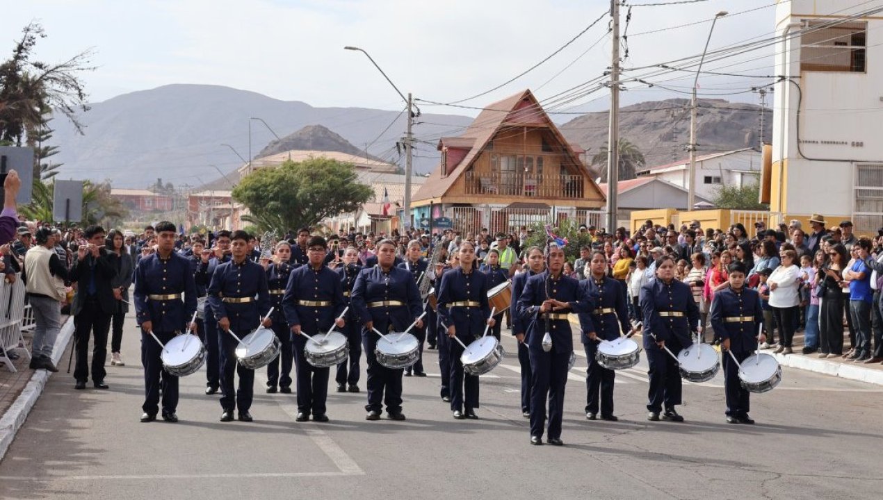 /tradicional-desfile-de-glorias-navales-se-realizo-en-plaza-riquelme-de