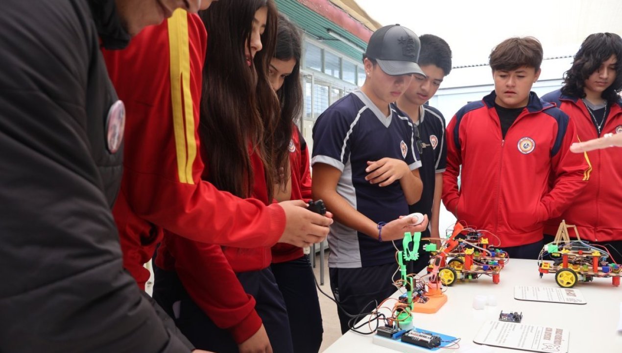 /taltal-avanza-hacia-el-futuro-liceo-politecnico-incorpora-robotica-ia-y