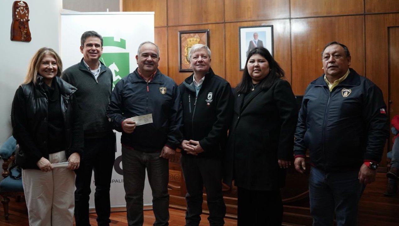 /curico-entrega-40-millones-al-cuerpo-de-bomberos-0