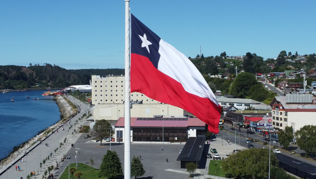 /puerto-montt-decreto-municipal-sobre-embanderamiento-obligatorio-en