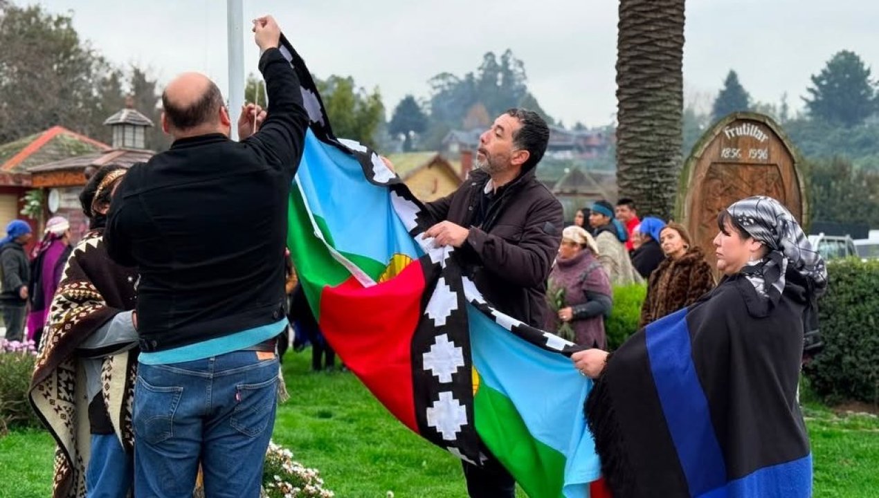 /local/polemica-en-frutillar-vecinos-exigen-retirar-bandera-mapuche-del-monumento