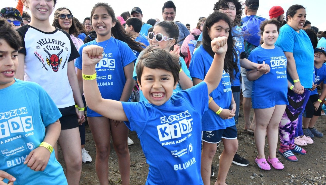 /mas-de-mil-ninos-desafiaron-el-estrecho-de-magallanes-en-el-chapuzon-kids
