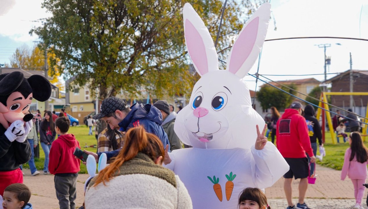 /municipio-y-conejo-entregaron-huevitos-a-miles-de-ninos-en-plazas