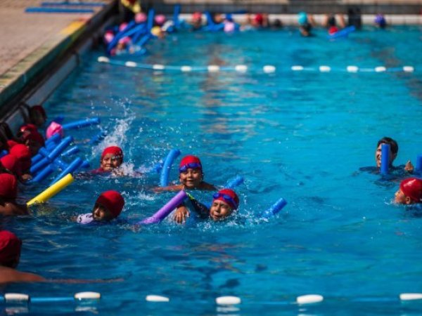 Niños de los valles aprenden a nadar en la Piscina Olímpica de Arica