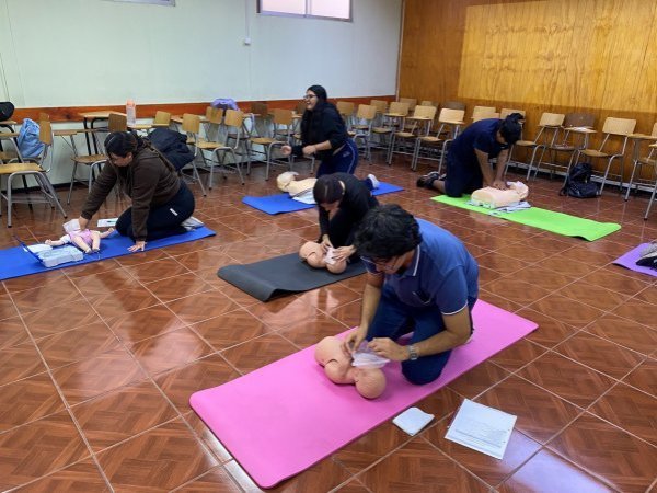 Capacitación en RCP prepara a estudiantes de nivel superior de Santo Tomás Arica en emergencias críticas de salud