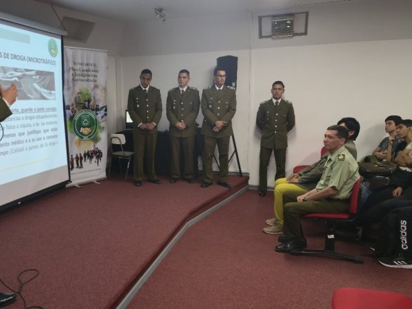 CARABINEROS IMPARTEN CHARLAS PREVENTIVAS A ESTUDIANTES TÉCNICOS Y PROFESIONALES
