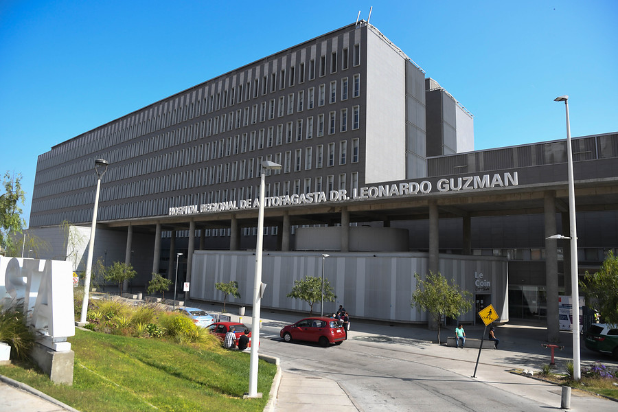 /hospital-de-antofagasta-traslado-pacientes-covid-19-a-santiago-para-descongestionar-recinto