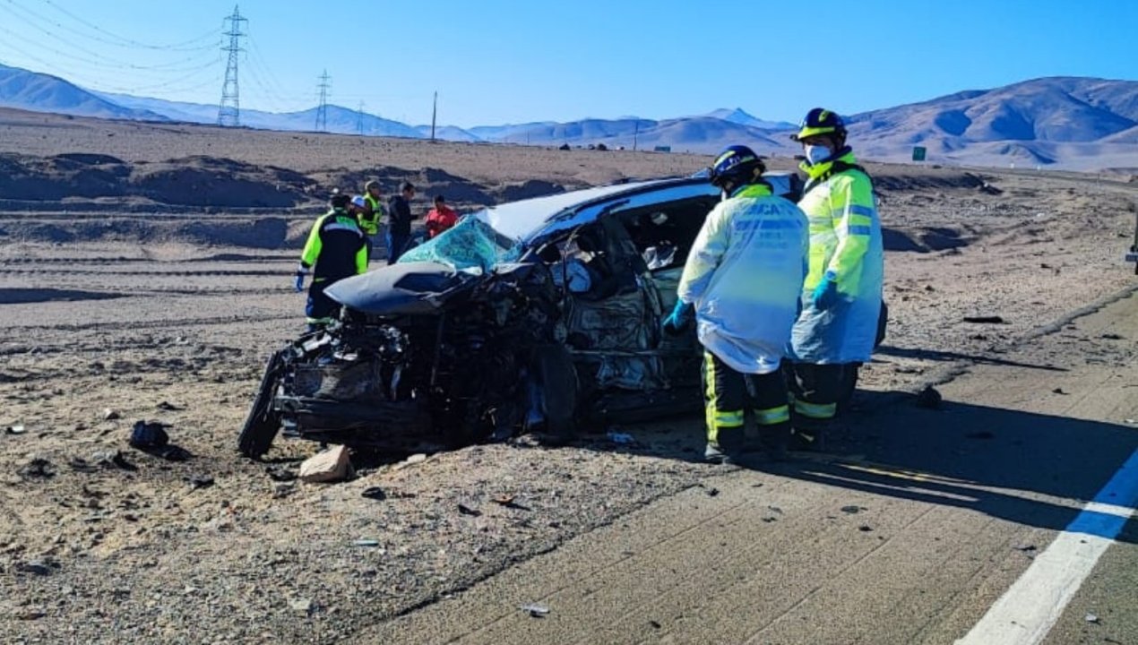 /tragico-accidente-en-antofagasta-cuatro-personas-murieron-tras-chocar-con-un-camion