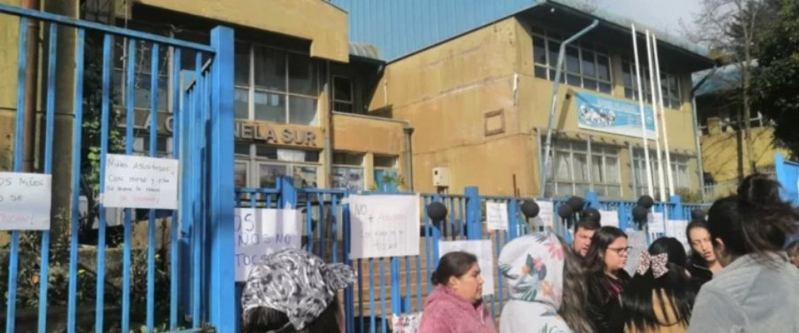 Acusan que charla de educación sexual a 5° básico incluyó tocaciones y videos para adultos