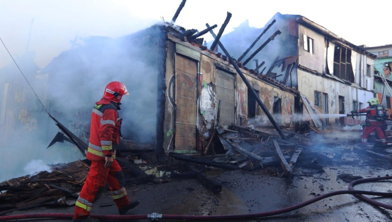 /regionales/region-de-valparaiso/detienen-a-presunto-autor-de-incendio-en-cerro-cordillera-habria-lanzado