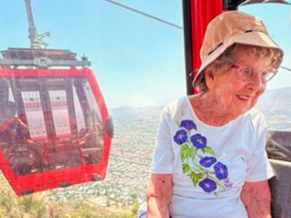Nieto y abuela estadounidenses buscan conocer todos los continentes: Ya visitaron Chile
