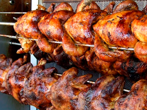 Supermercado de Romeral remojaba pollos en cloro para ocultar el mal olor