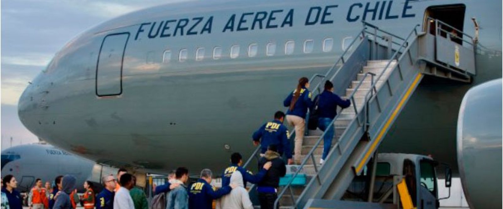 Ejecutan expulsión de 34 migrantes en vuelo de la FACh: Sujetos contaban con antecedentes delictivos