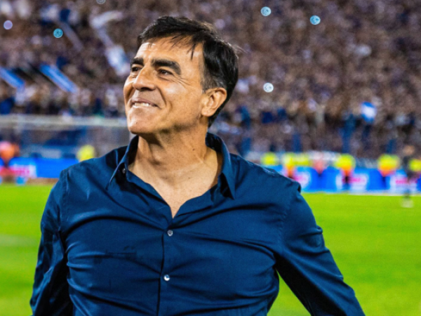 Gustavo Quinteros mueve ficha clave en la carrera por la banca de la Roja