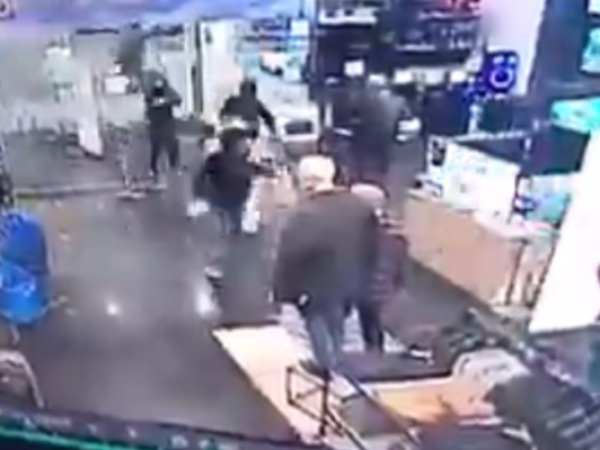 Delincuentes armados arrasan en tienda París y se van tiros con Carabineros