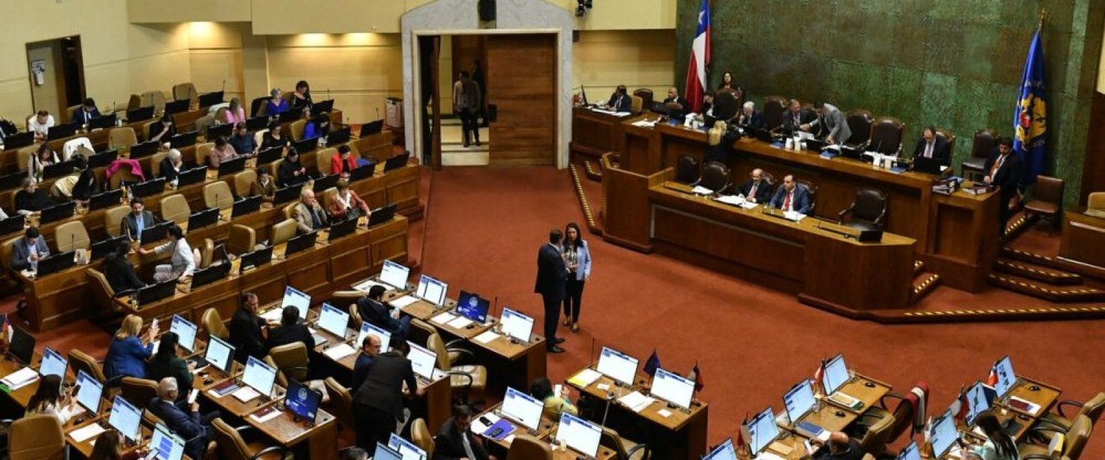 Diputado es acusado de abuso sexual: habría lamido la oreja de asesora en pleno Congreso