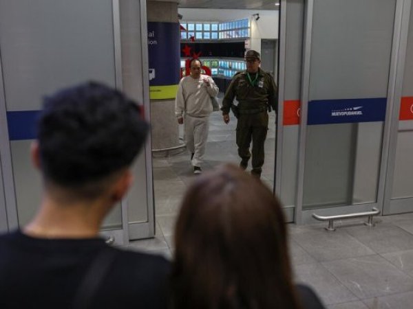 Arriba vuelo con 34 chilenos deportados desde EE.UU.: dos quedaron detenidos
